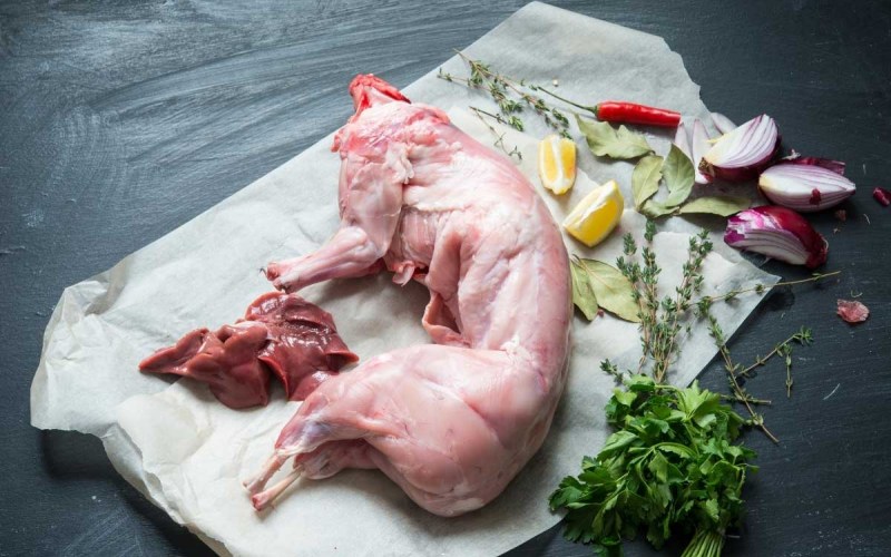 Bán thịt thỏ nguyên con