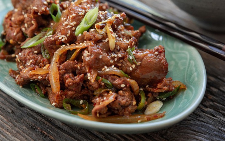 Thịt heo xào thế này rồi đem cuốn kèm xà lách dưa leo, thành món cuốn ăn  với cơm ngon không thể tả!