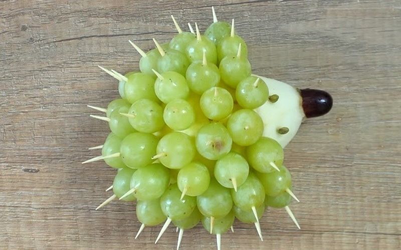 Chú nhím bằng lê và nho