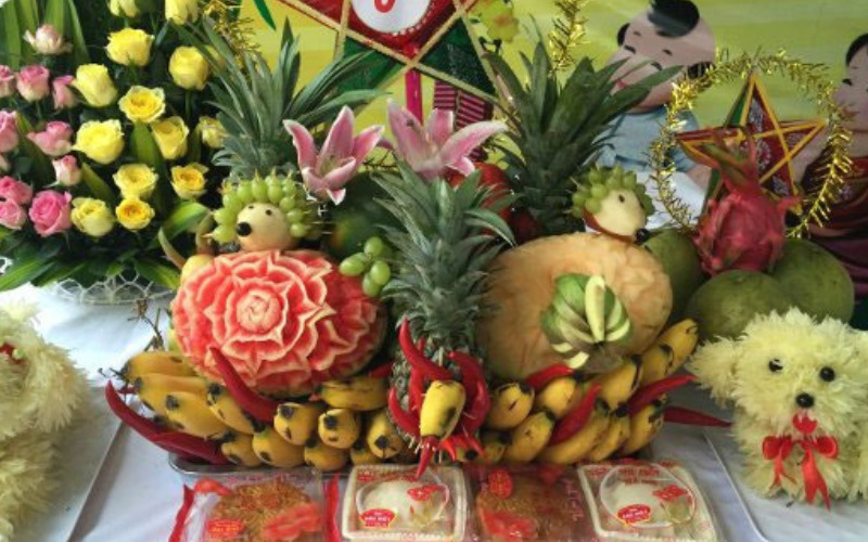 Mâm cỗ Trung thu với dưa hấu tỉa hoa và chó bưởi
