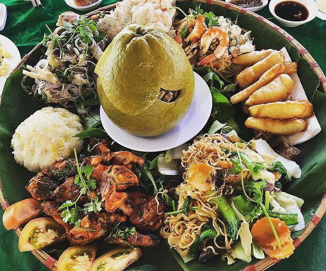 Gà thả vườn vùi mình trong trái bưởi, đặc sản thơm ngon nức tiếng ở Đồng Nai