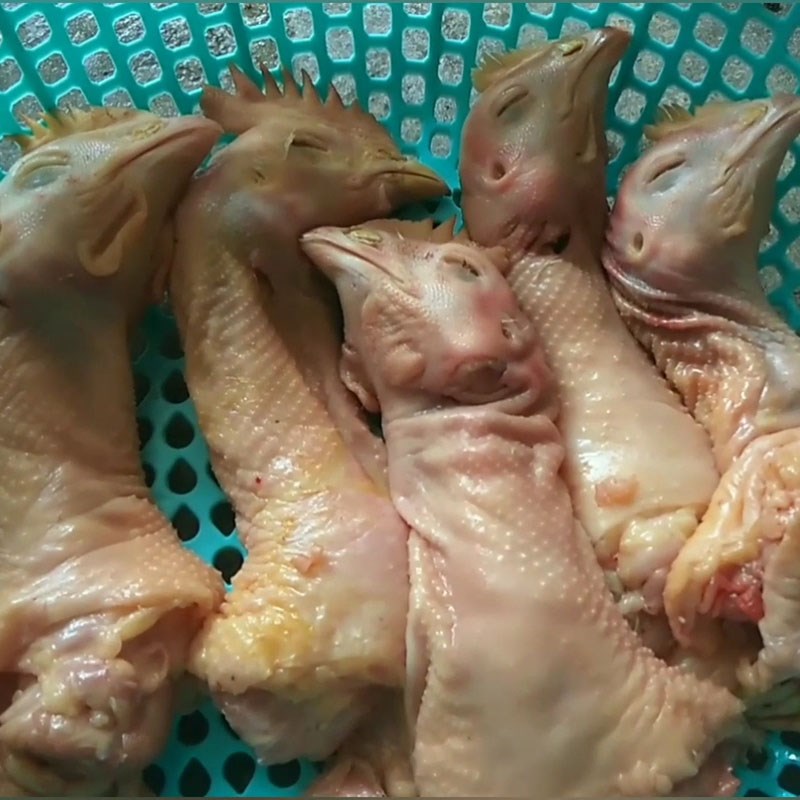 Bước 1 Sơ chế cổ gà Cổ gà chiên nước mắm